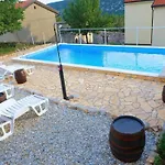 度假居 Katarina With Swimming Pool *